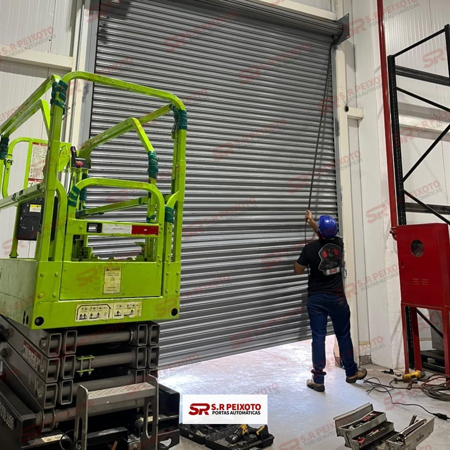 Técnico da S.R. Peixoto atendendo porta de enrolar